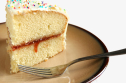 碟子里的叉子和奶油糖浆蛋糕素材
