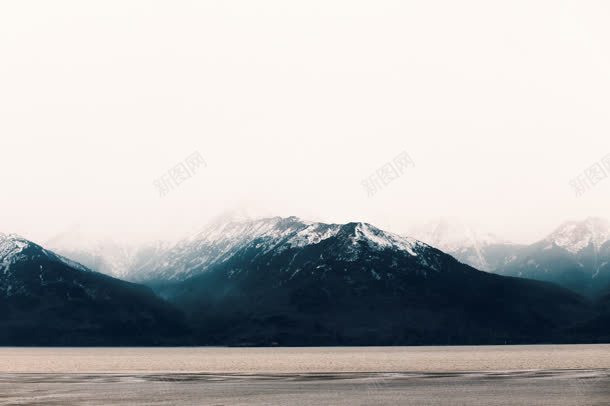 灰色迷雾雪山山峦jpg设计背景_88icon https://88icon.com 山峦 灰色 迷雾 雪山