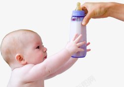 初生婴儿喝奶素材