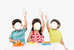 小孩喝牛奶三个小孩吃早餐高清图片