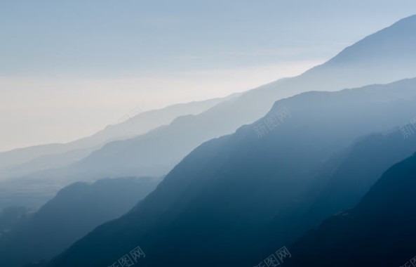 迷雾中的蓝色山峦背景