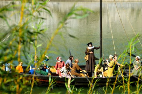 人物乘船在湖面上背景