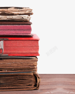 旧书本红色厚实做旧被放着桌子上堆起来高清图片