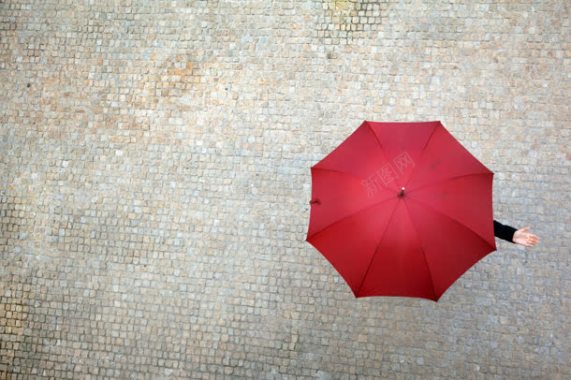 灰色砖地上的红伞背景