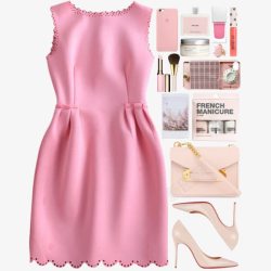 淡粉色服装搭配粉色连衣裙和包包高清图片