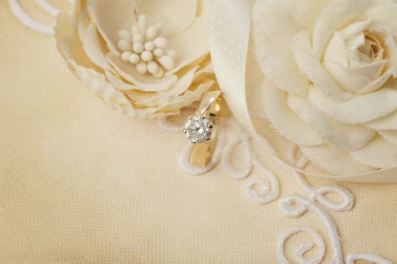 钻石戒指和丝质假花背景