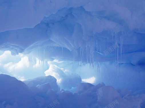 结冰的洞穴白色云朵合成背景