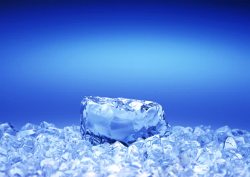 碎冰上的蓝色透明冰块素材