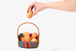彩色轻便盛满鸡蛋的篮子编织物实素材