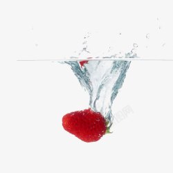 新鲜草莓掉水里素材