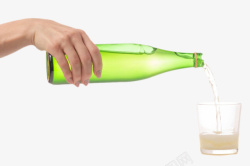 倒出手拿着绿色玻璃瓶倒出的苏打气泡高清图片