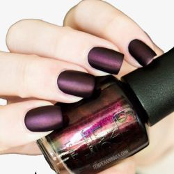 哑光紫红色指甲油变色系列素材