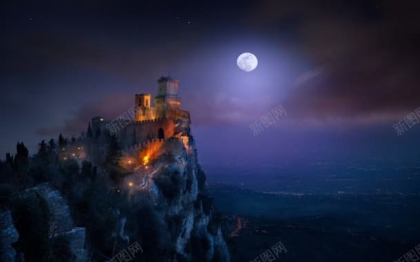 月下魔幻山崖上的城堡背景