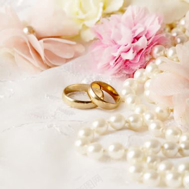 黄金戒指和珍珠项链背景