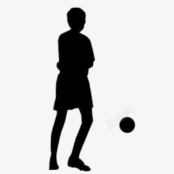 踢球的小男孩小男孩踢球黑人元素高清图片