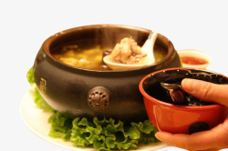 拿勺子舀粥手里端着一碗从砂锅里舀出来的鲜高清图片