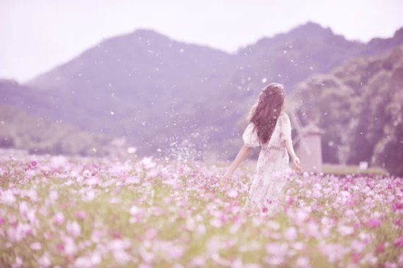 女孩花海山峰背景背景