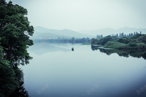 泛舟湖上绿色植物烟雾缭绕jpg设计背景_88icon https://88icon.com 泛舟 烟雾 绿色植物 缭绕