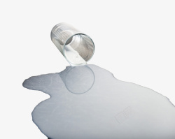 一滩牛奶倾倒的牛奶杯高清图片