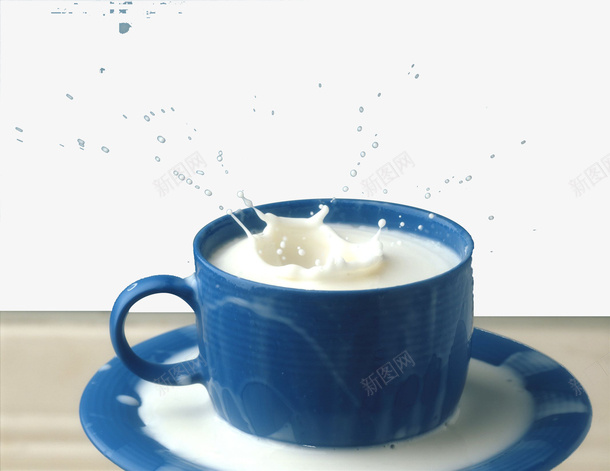 一杯牛奶png免抠素材_88icon https://88icon.com 乳制品 乳品 桌面 牛奶 牛奶乳品 纯白牛奶 蓝色陶瓷杯 食物 饮料