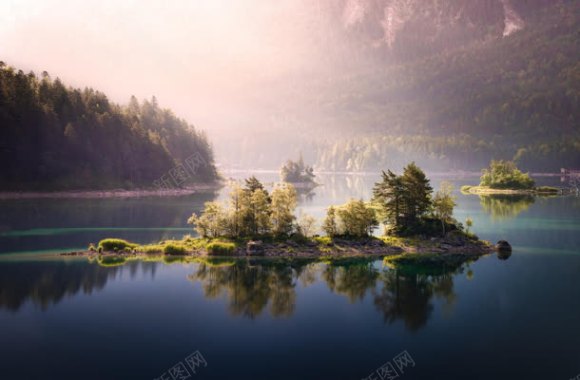 太阳光湖面山林草本植物背景