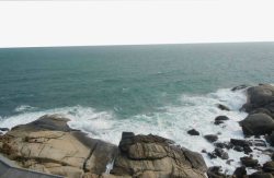 海景风光素材海浪冲洗岸边的石头高清图片