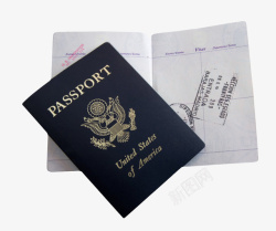 蓝色美国护照本压着翻开的护照本素材