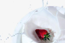 草莓掉进鲜牛奶素材