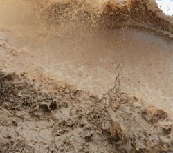 泥泞飞溅的泥土泥浆雨天高清图片