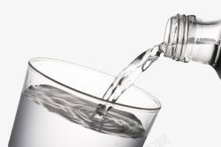 透明解渴倒出到玻璃杯的塑料瓶饮素材