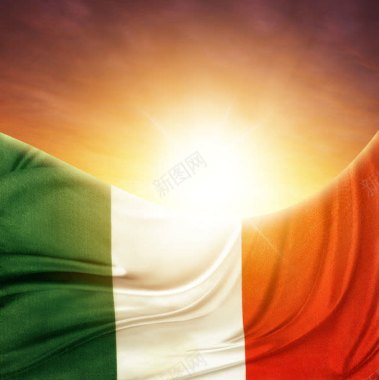 太阳下的意大利国旗背景