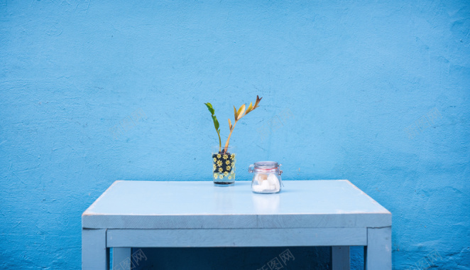 现代家居室内装潢蓝色墙壁桌子背景背景