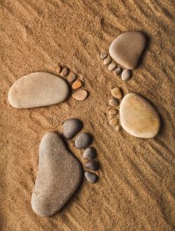 沙滩玩具沙滩上的鹅卵石高清图片
