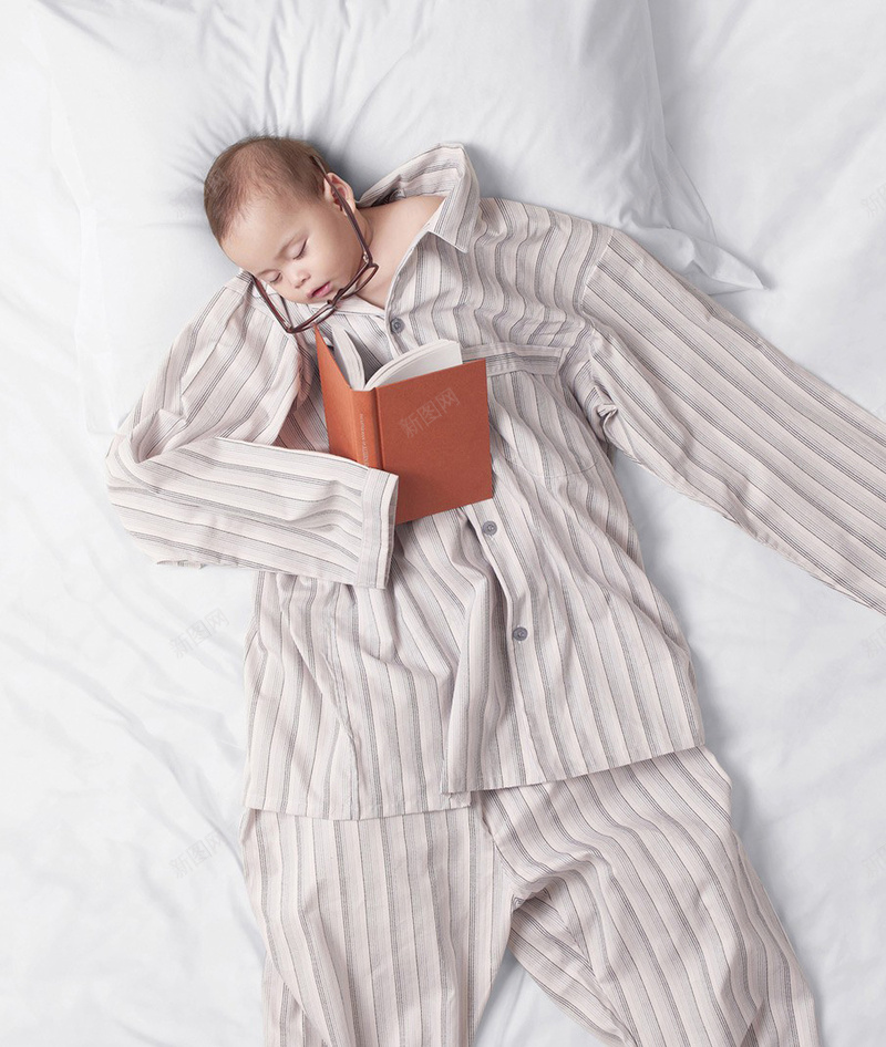 睡在床垫上的小宝宝psd设计背景_88icon https://88icon.com 创意广告 创意广告设计素材 小孩睡眠 广告设计 床垫创意 服装创意 白色 睡眠