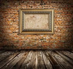 木地板边框砖墙上的装饰画框高清图片