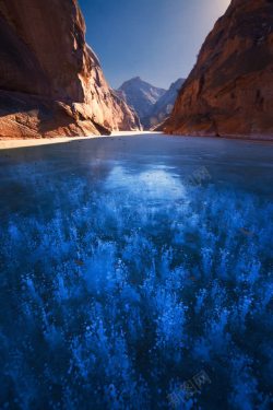 蓝色溪流峡谷山地间的蓝色溪流高清图片