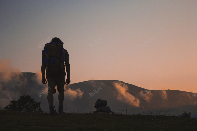 行走的背包客山顶背景jpg_88icon https://88icon.com 夕阳 山顶 摄影 灰色 爬山 背包客 风景