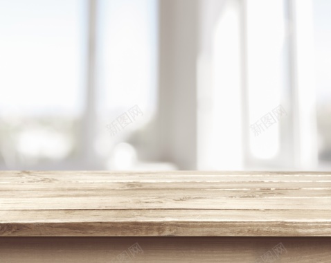 木板展台与模糊背景摄影图片