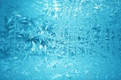 蓝色玻璃上的冰花图片冻着的冰花高清图片