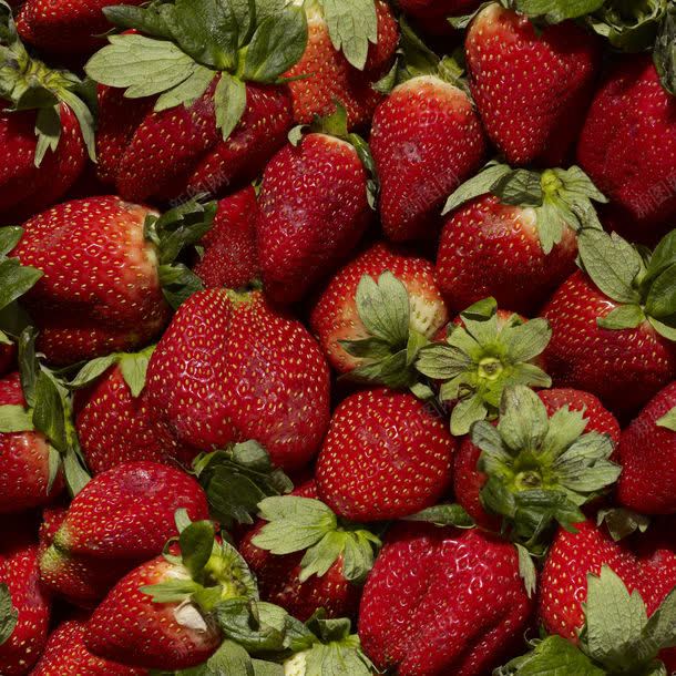 新鲜的草莓背景jpg设计背景_88icon https://88icon.com 其它类别 图片素材 新鲜 新鲜的草莓背景图片 新鲜的草莓背景图片素材下载 水果 绿叶 背景 背景花边 草莓