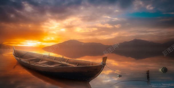 夕阳下云彩小船海面背景
