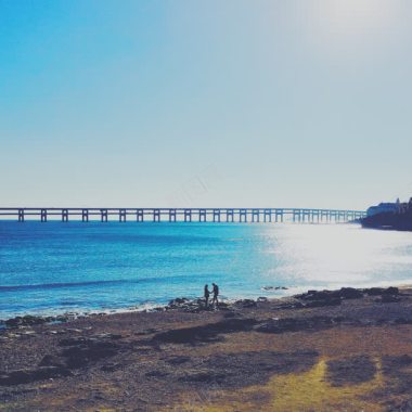 蓝天白云海水沙滩桥背景