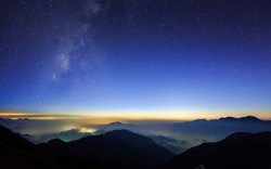 云雾山峰蓝天白云星空云雾山峰高清图片