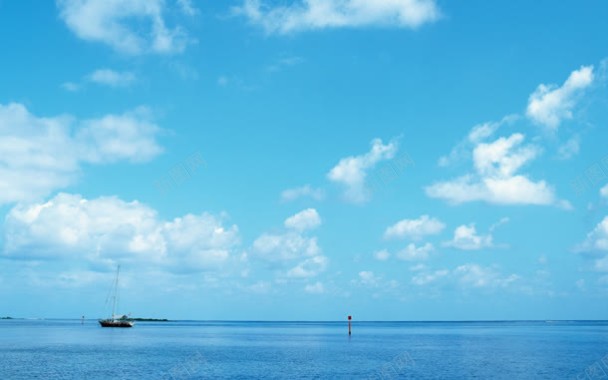 蓝色天空白云海面背景