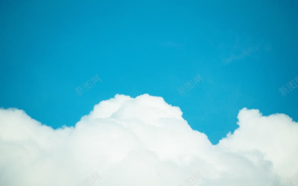 蓝色天空云朵清新简约壁纸背景