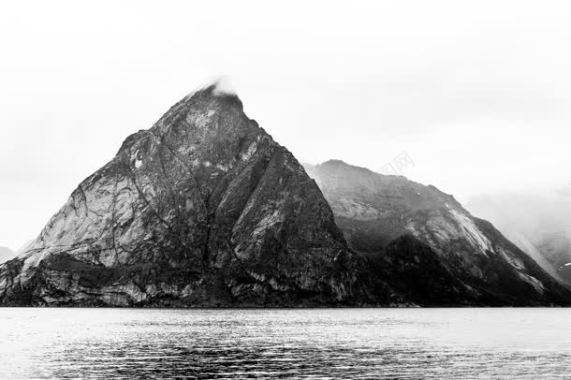 云彩下的山峰海水背景