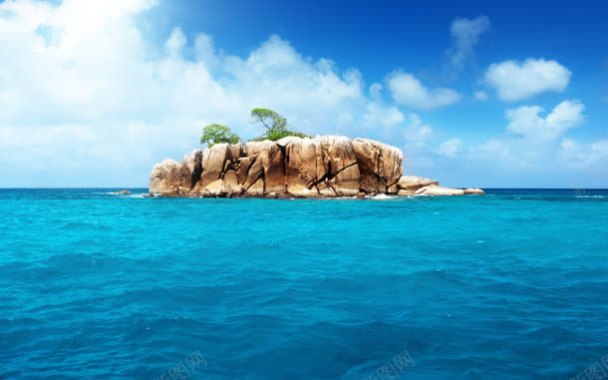 蓝天白云小岛海水背景