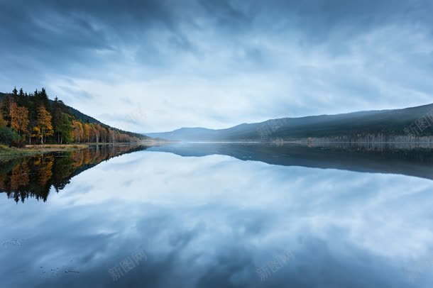 蓝色天空大海树林jpg设计背景_88icon https://88icon.com 大海 天空 树林 蓝色