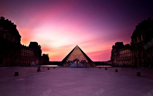 紫色天空卢浮宫建筑背景