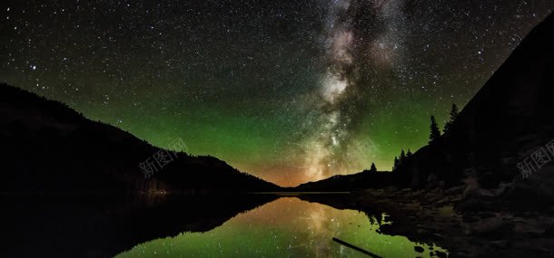 夜晚河流山峰背景背景